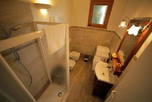 Apartment (Le Vigne) | Bathroom | Shower, towels