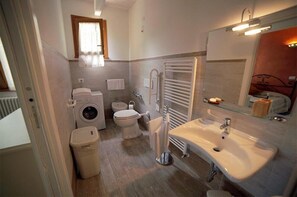 Apartment (La Quercia) | Bathroom | Shower, towels