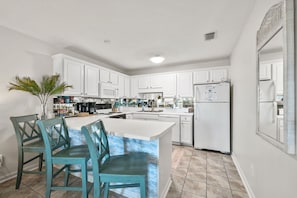 Kjøleskap, mikrobølgeovn, ovn og kokeplater