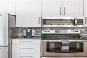 Kylskåp, mikrovågsugn, ugn och spishäll