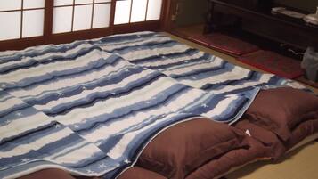 Kamar Ekonomi | Brankas, meja kerja, tirai kedap cahaya, dan setrika/meja setrika