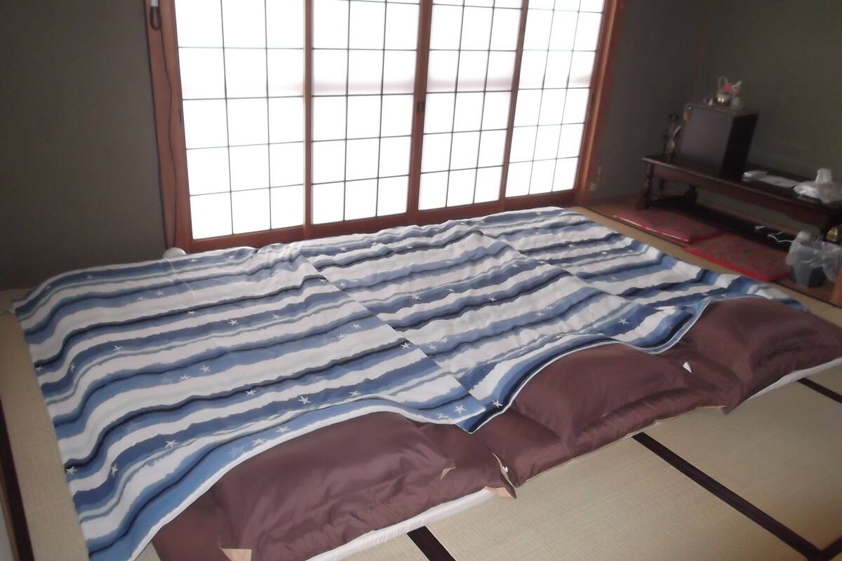 Economy Room | In-room safe, desk, blackout drapes, iron/ironing board