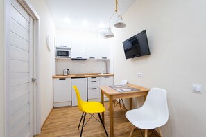 Apartment | Eigene Küche | Mikrowelle, Herdplatte, Wasserkocher, Kochgeschirr/Geschirr/Besteck