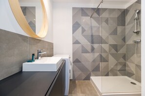 Lejlighed | Badeværelse | Bruser, hårtørrer, håndklæder, Sæbe