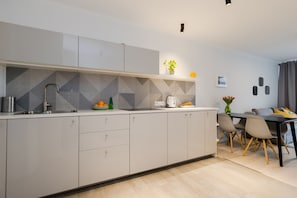 Apartamento | Cozinha privada | Geladeira grande, micro-ondas, fogão, cooktop