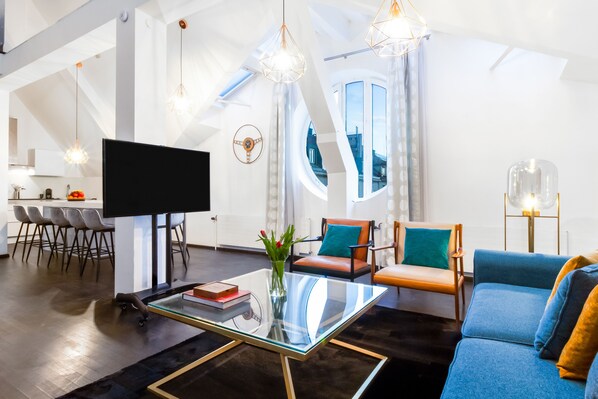 Luxury-Apartment, 3 Schlafzimmer, Nichtraucher, 2 Bäder | Wohnbereich | 40-Zoll-Smart-TV mit Satellitenempfang