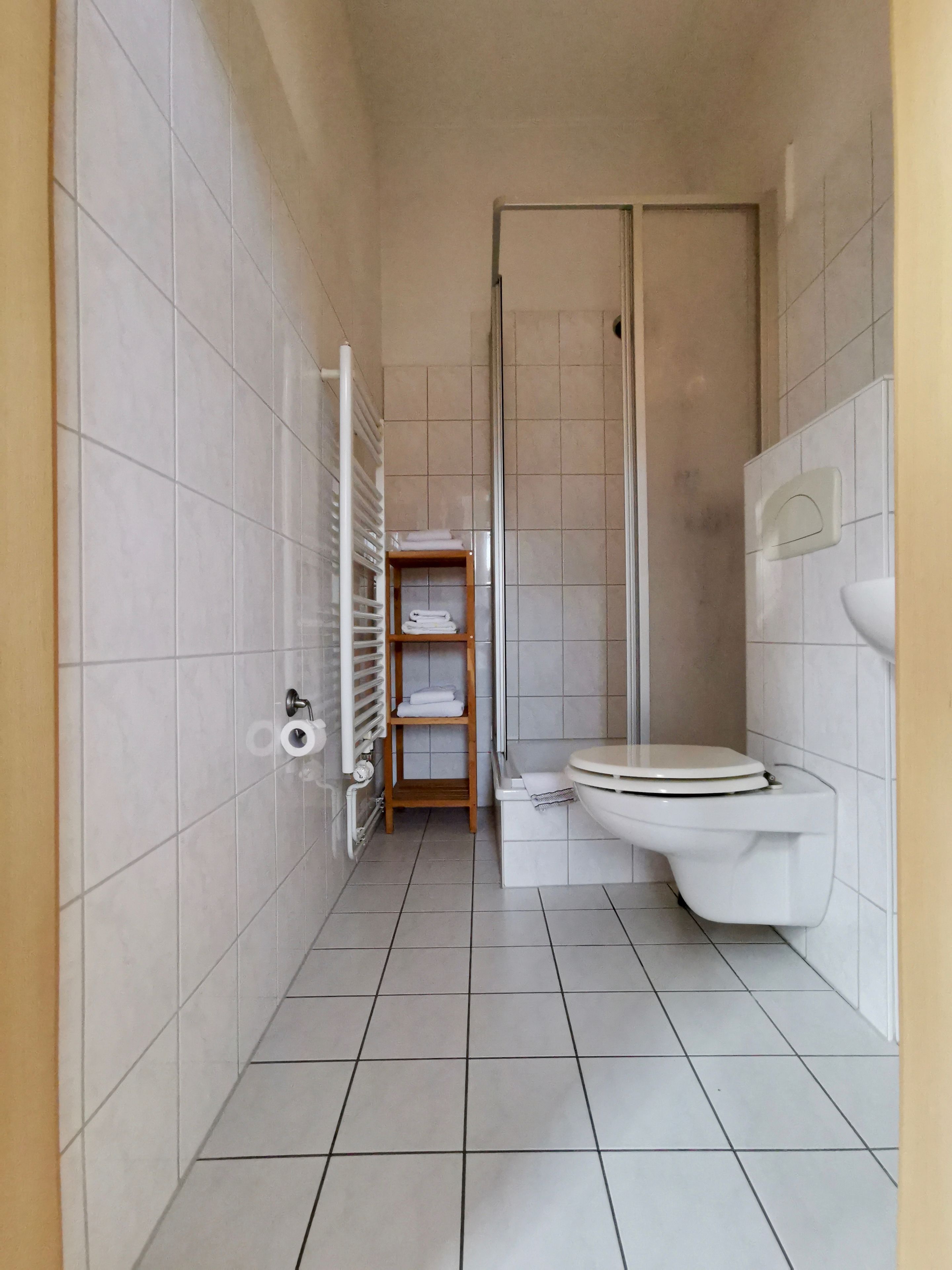 Standard-Dreibettzimmer, Balkon | Badezimmer | Dusche, Handtücher, Seife, Toilettenpapier