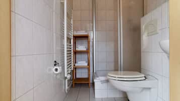 Standard-Dreibettzimmer, Balkon | Badezimmer | Dusche, Handtücher, Seife, Toilettenpapier