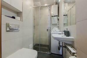 Apartament Comfort | Bany | Dutxa, assecador de cabells, tovalloles i sabó 