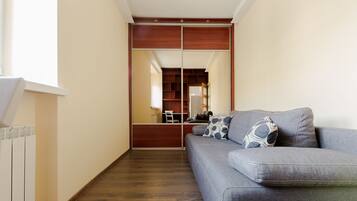 2 bedrooms, hypo-allergenic bedding, desk, iron/ironing board