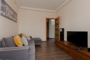 Comfort Apartment | 2 bedrooms, hypo-allergenic bedding, desk, iron/ironing board