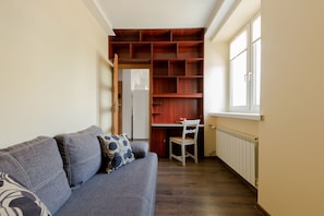 Comfort Apartment | 2 bedrooms, hypo-allergenic bedding, desk, iron/ironing board
