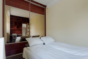 Comfort Apartment | 2 bedrooms, hypo-allergenic bedding, desk, iron/ironing board