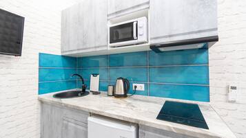 Apartamento | Cozinha privada | Geladeira, micro-ondas, cooktop, chaleira elétrica