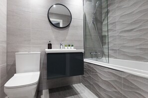 Apartment (Flat 8) | Bathroom | Free toiletries, hair dryer, towels, toilet paper