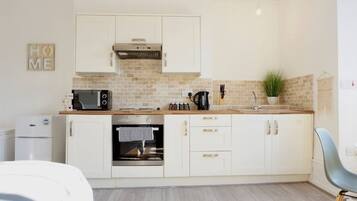 Apartment (3) | Private kitchen | Full-sized fridge, microwave, oven, stovetop