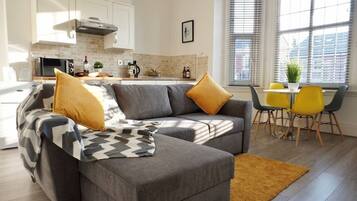 Apartment (3) | Living room | Flat-screen TV, Netflix, streaming services