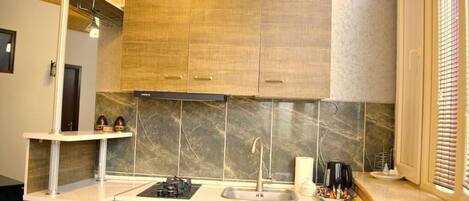 Mikrobølgeovn, kaffetrakter/tekoker, vannkoker og brødrister