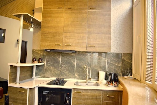 Microwave, coffee/tea maker, electric kettle, toaster