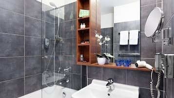 Double Room | Bathroom | Shower, towels