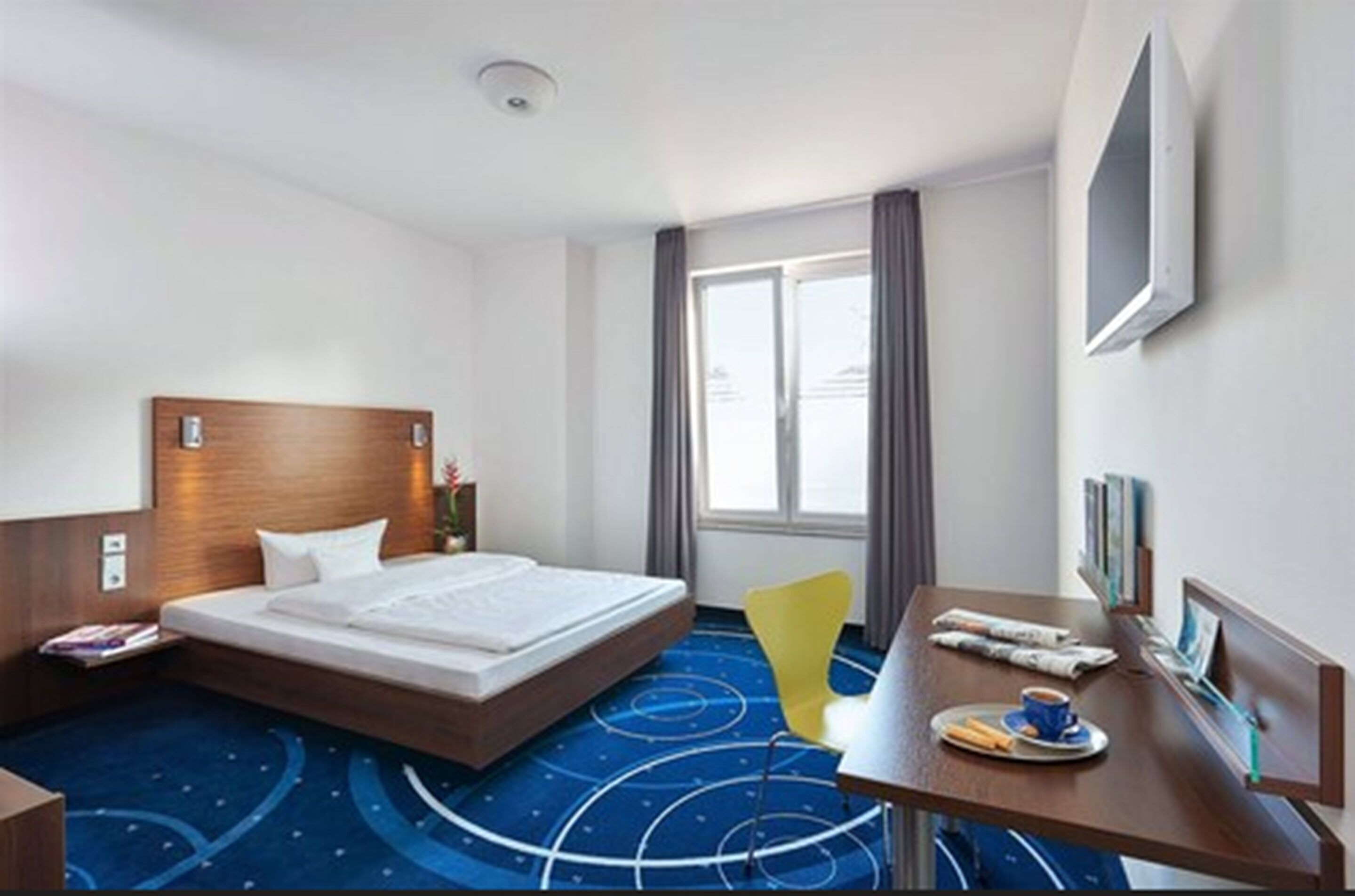 Desk, soundproofing, free WiFi, bed sheets