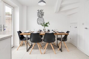 Apartment | In-room dining - Mull Croft (Birmingham)