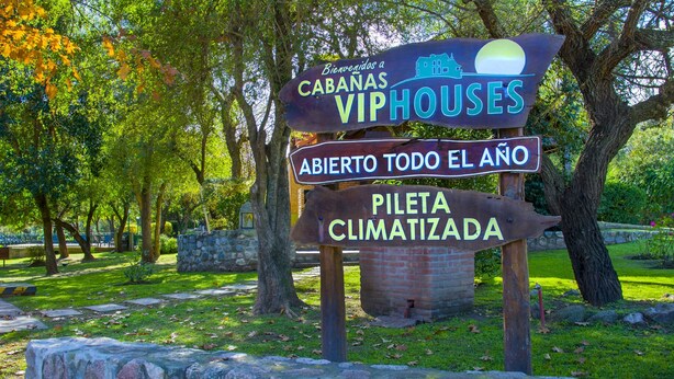 Skilt for Cabanas VIP Houses, åbent året rundt, med klimakontrolleret pool.
