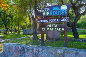 Placa para as Cabanas VIP Houses, abertas o ano todo, com piscina climatizada.