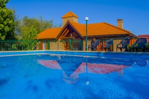 Outdoor pool, open 10:00 AM to 10:00 PM, free cabanas, pool umbrellas - Complejo Vip Houses (Merlo)