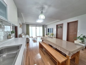 [MUST contact property before check-in] Family House, 3 Bedrooms, 2 Bathrooms, Garden View | Wohnbereich | Flachbildfernseher, Fußbodenheizung