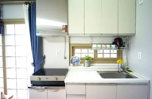 Bungalow familiare, 3 camere da letto, camere comunicanti, vista giardino | Cucina privata | Frigorifero con congelatore, microonde, piano cottura
