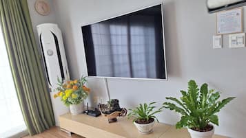 Televisión de pantalla plana, piso con calefacción