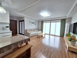 Family House, 3 Bedrooms, 2 Bathrooms, Garden View | Individually decorated, individually furnished, blackout curtains - Casa Linda Pension-Acommodation (Jeju City)