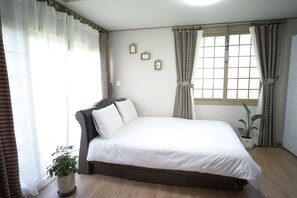 Familie-bungalow, 3 soverom, rom vegg-i-vegg, hageutsikt | Individuelt dekorert, individuelt innredet og blendingsgardiner