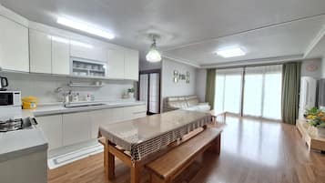 Casa familiar, 3 habitaciones, 2 baños, vista al jardín | Cocina privada | Refrigerador con congelador, microondas y parrilla de estufa