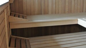 A wooden sauna with benches and a sloped ceiling. - Panorama52 (Remseck am Neckar)