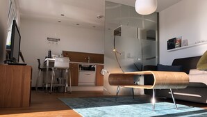 A modern living room with a wooden coffee table, a sofa, and a rug. - Panorama52 (Remseck am Neckar)