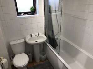 Hus, 3 soverom | Bad | Kombinert dusj/badekar, hårføner, tøfler og håndklær