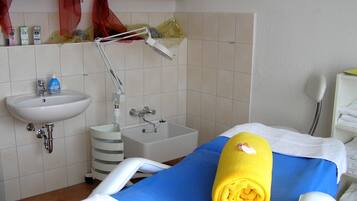 Sauna, body treatments, aromatherapy, facials, 1 treatment room