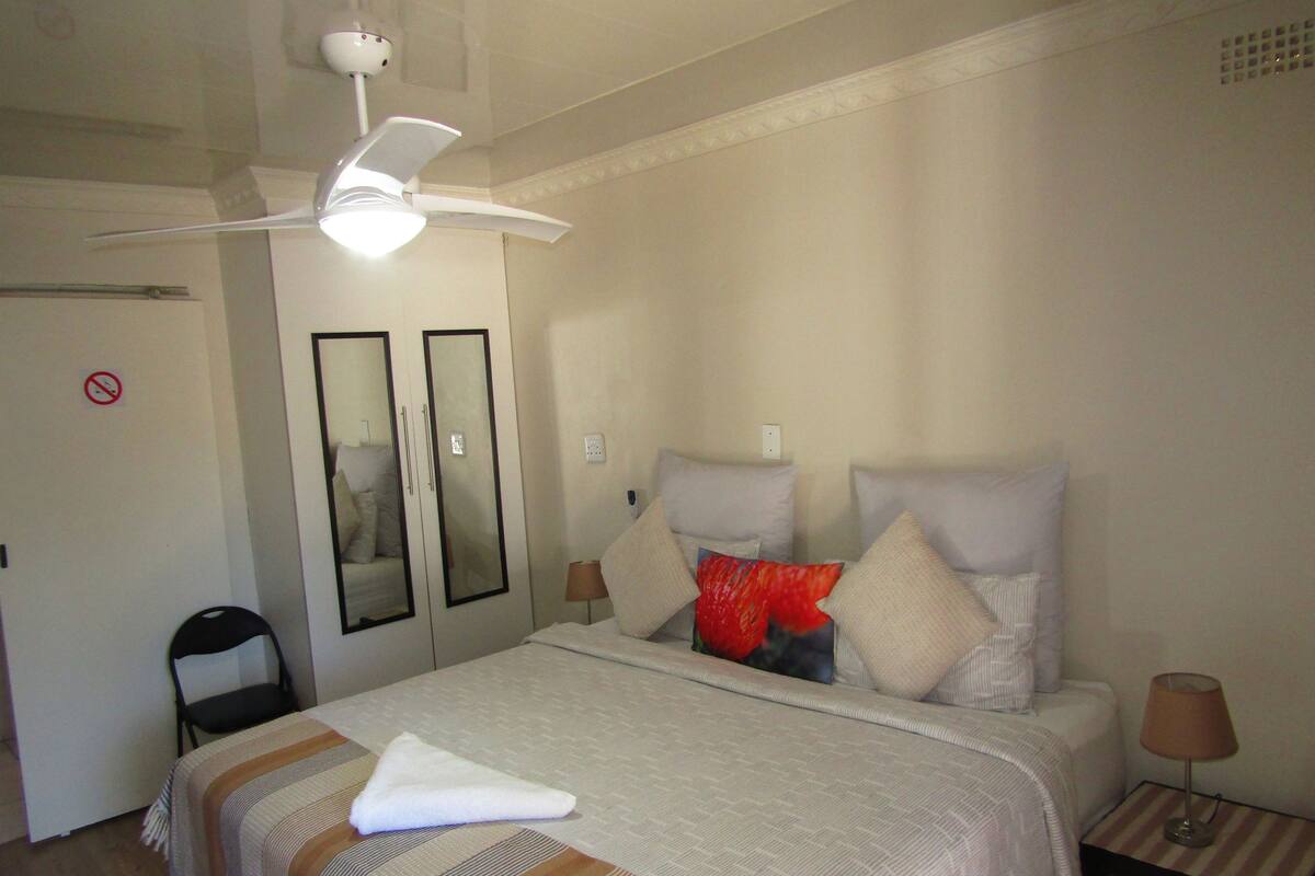 Kamar Double atau Twin Eksekutif | Seprai premium, tirai kedap cahaya, dan setrika/meja setrika