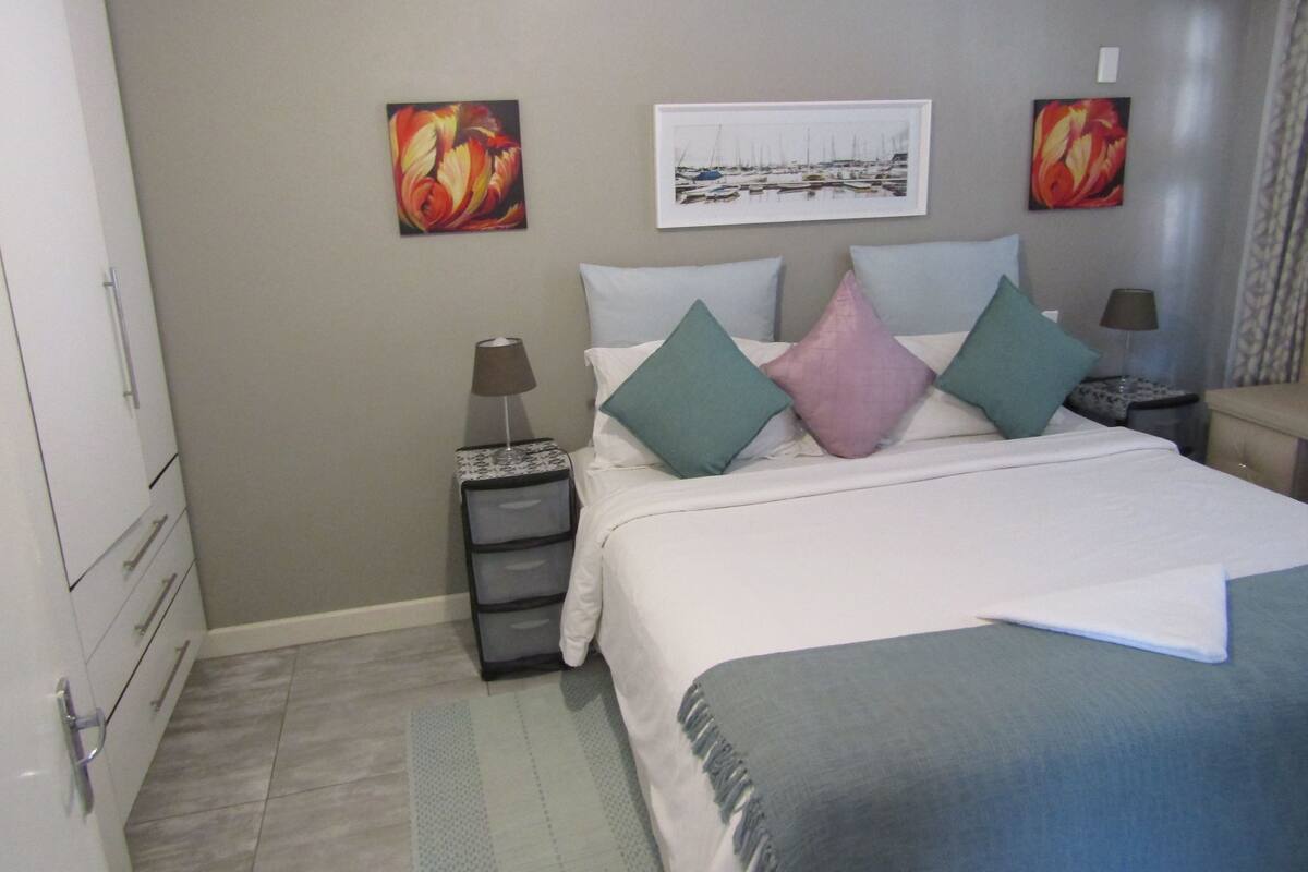 Kamar Double atau Twin Premium | Seprai premium, tirai kedap cahaya, dan setrika/meja setrika
