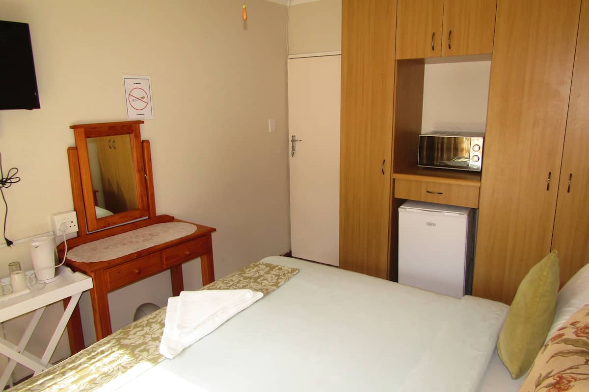 Kamar Double atau Twin (Private External Bathroom) | Seprai premium, tirai kedap cahaya, dan setrika/meja setrika