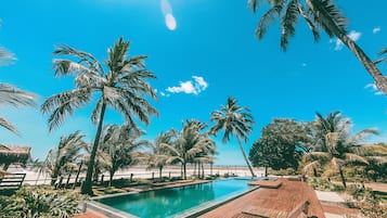 Ulkouima-allas, aurinkovarjoja, aurinkotuoleja