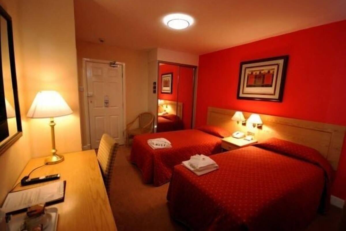 Zweibettzimmer | Bügeleisen/Bügelbrett, Bettwäsche