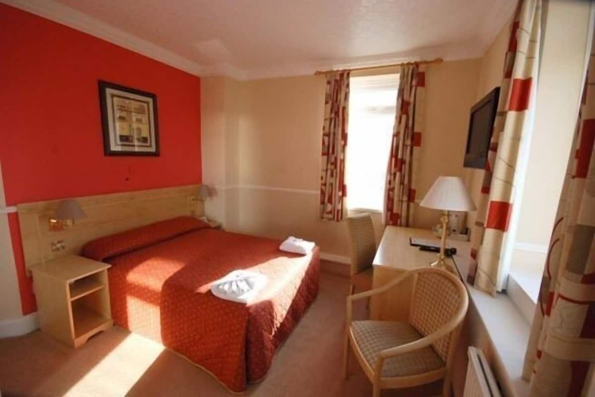 Iron/ironing board, bed sheets