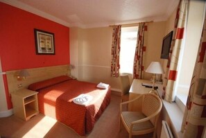 Tabla de planchar con plancha y ropa de cama