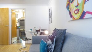 Apartamento Business | Zona de estar | Una Smart TV, Netflix, servicios de streaming