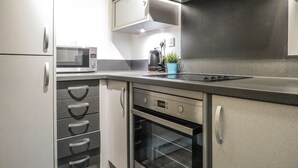 Apartamento Business | Cocina privada | Cafetera o tetera, frigorífico grande, microondas y placa de cocina