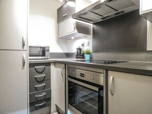 Business Apartment | Private kitchen | Full-size fridge, microwave, stovetop, dishwasher - Tudors eSuites Birmingham Canalside Apartments (Birmingham)