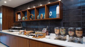 Een ontbijtbuffet met diverse soorten eten en toevoegingen.